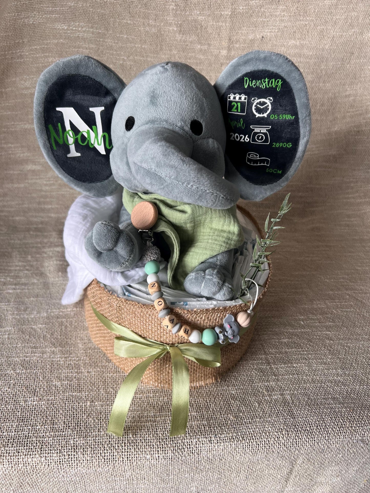 Windeltorte, personalisiert mit Namen  Babygeschenk Geburt & Taufe- Elefant mit Geburtsdsten,Schnullerkette und gestrickte Babysocken