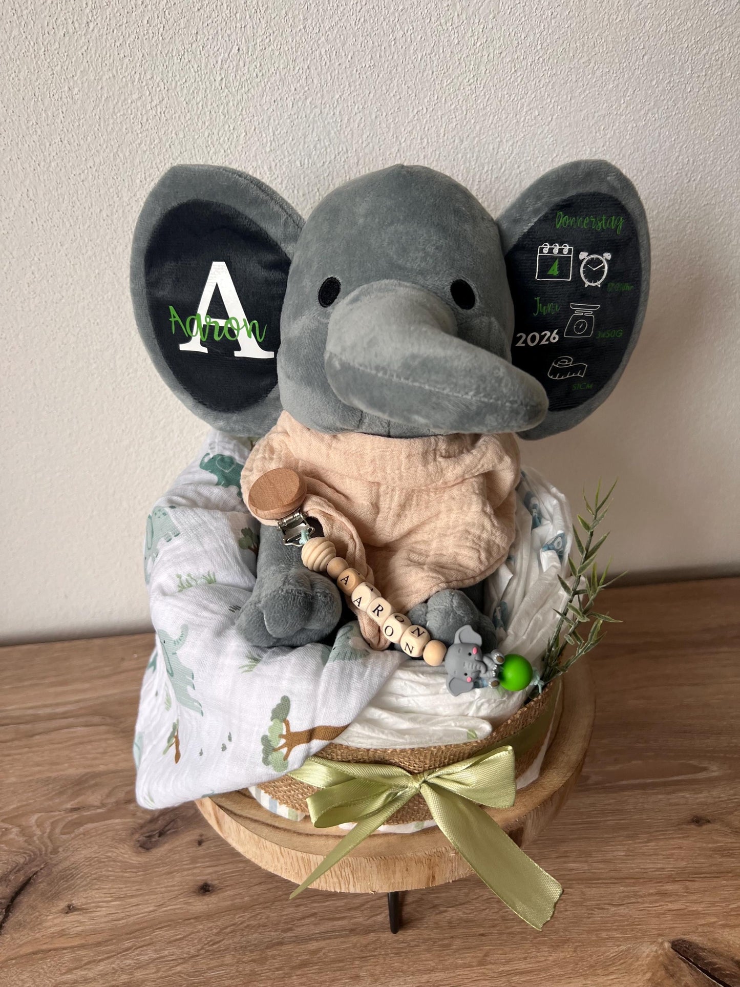 Windeltorte, personalisiert mit Namen  Babygeschenk Geburt & Taufe- Elefant mit Geburtsdsten,Schnullerkette und gestrickte Babysocken
