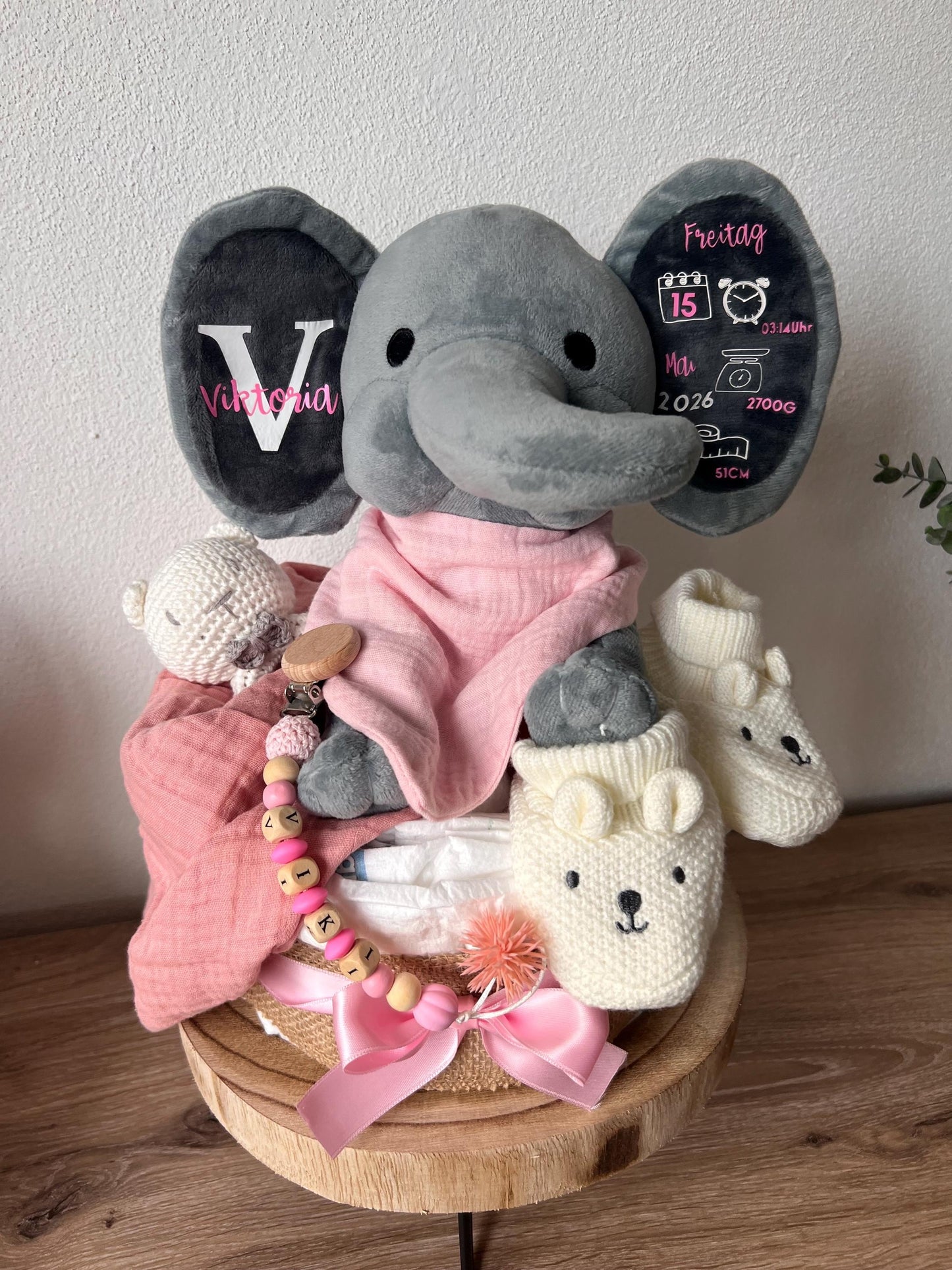 Windeltorte, personalisiert mit Namen  Babygeschenk Geburt & Taufe- Elefant mit Geburtsdsten,Schnullerkette und gestrickte Babysocken