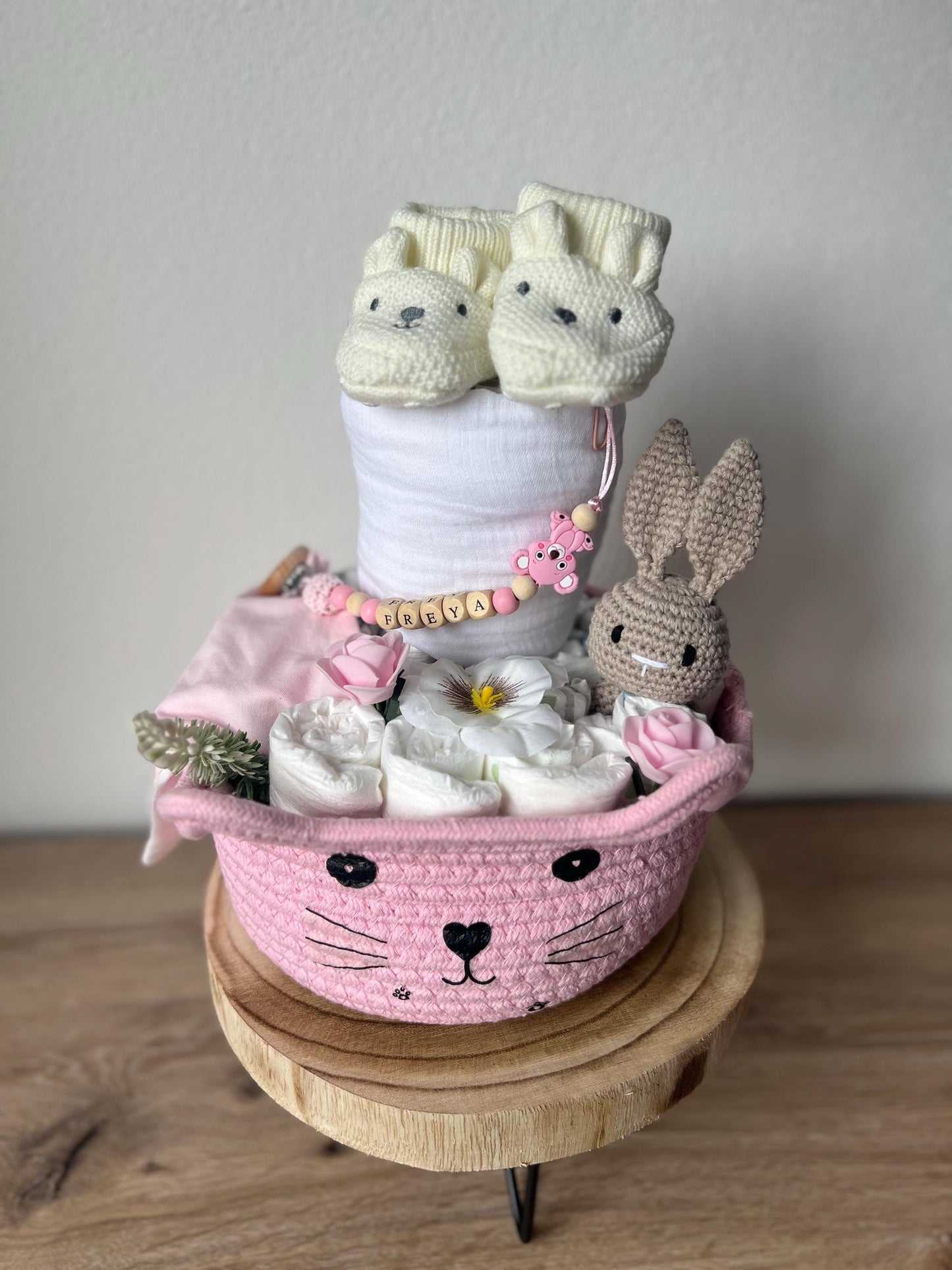 Windeltorte personalisiert, Baby Geschenkset mit Schnullerkette/Aufbewahrungskorb/Musselinhalstuch/Häkelrassel und Mulltuch