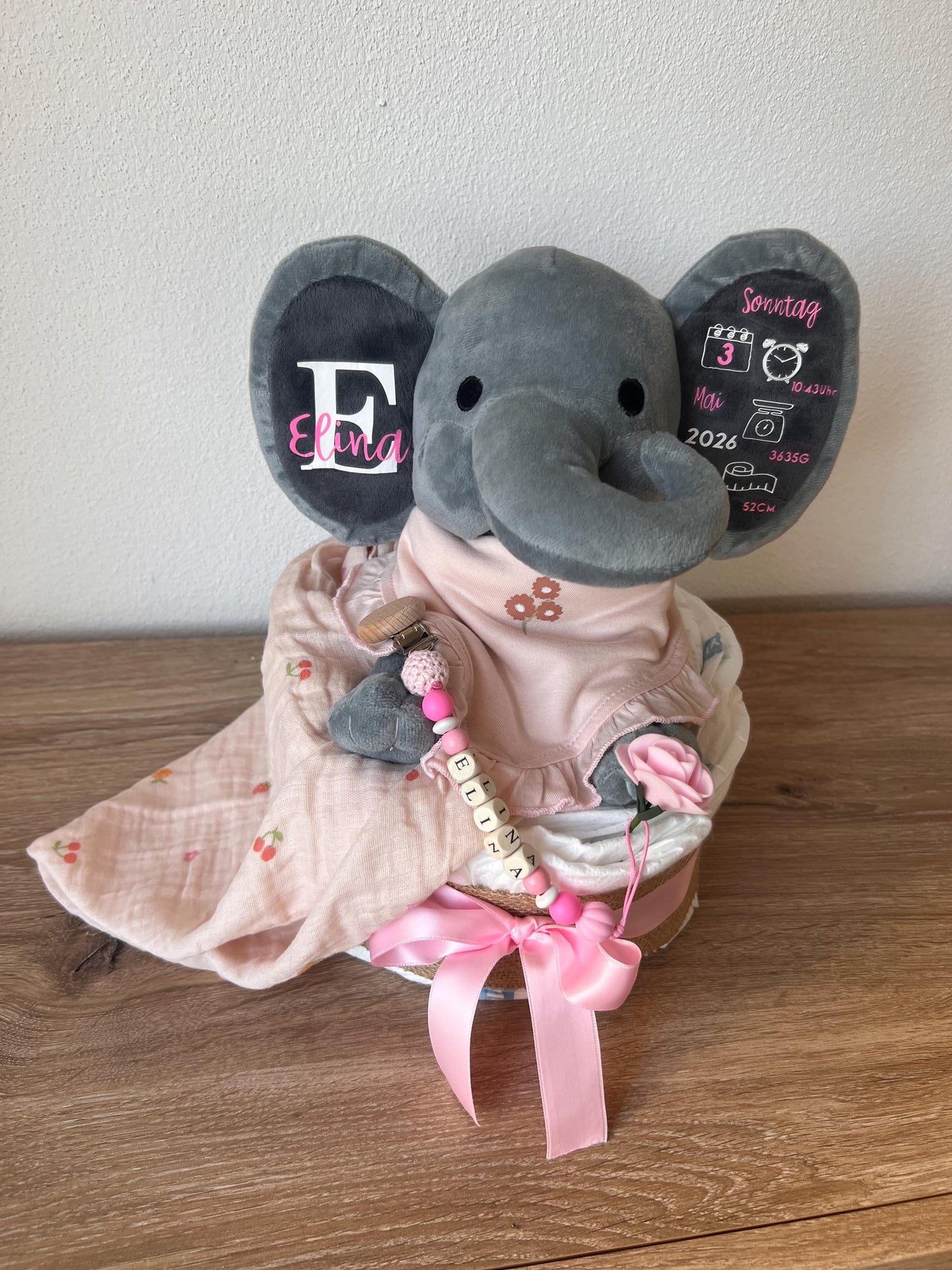 Windeltorte, personalisiert mit Namen  Babygeschenk Geburt & Taufe- Elefant mit Geburtsdsten,Schnullerkette und gestrickte Babysocken