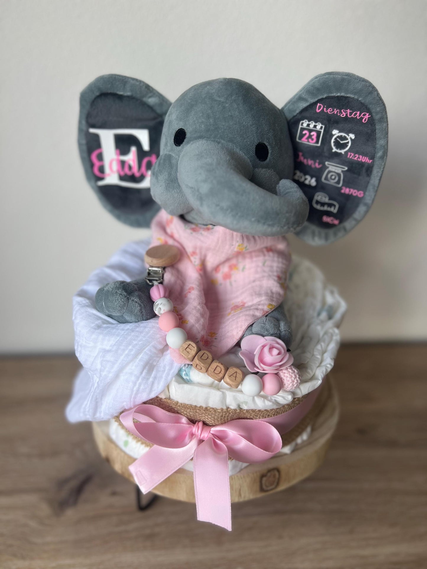 Windeltorte, personalisiert mit Namen  Babygeschenk Geburt & Taufe- Elefant mit Geburtsdsten,Schnullerkette und gestrickte Babysocken