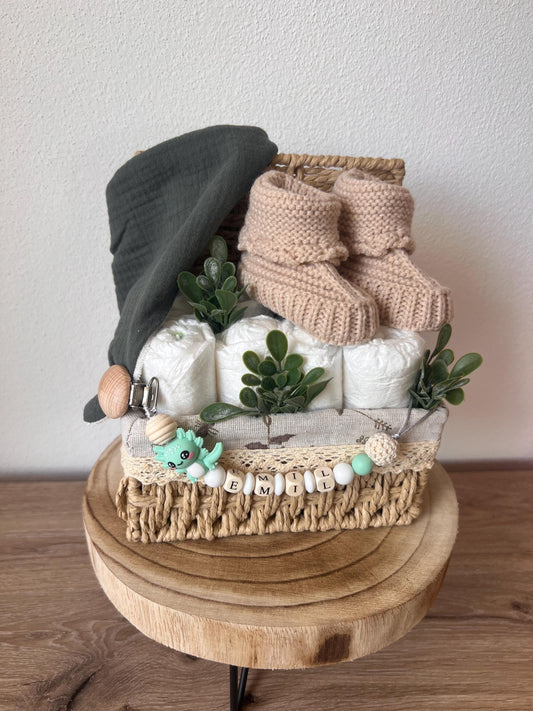 Windeltorte / Personalisiertes Geschenk zur Babyparty & Taufe, mit Schnullerkette, Musselinhalstuch und Stricksocken