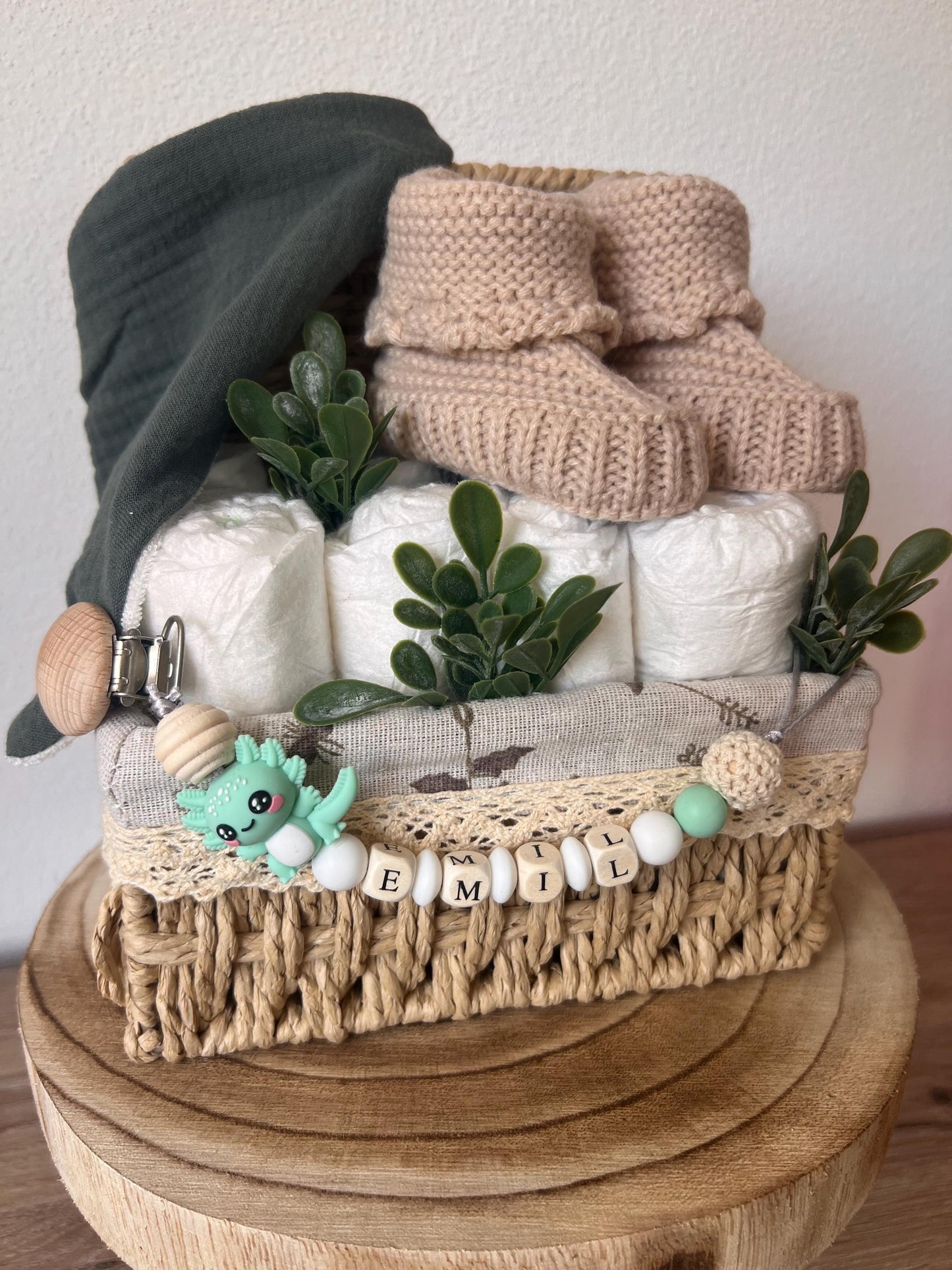Windeltorte / Personalisiertes Geschenk zur Babyparty & Taufe, mit Schnullerkette, Musselinhalstuch und Stricksocken