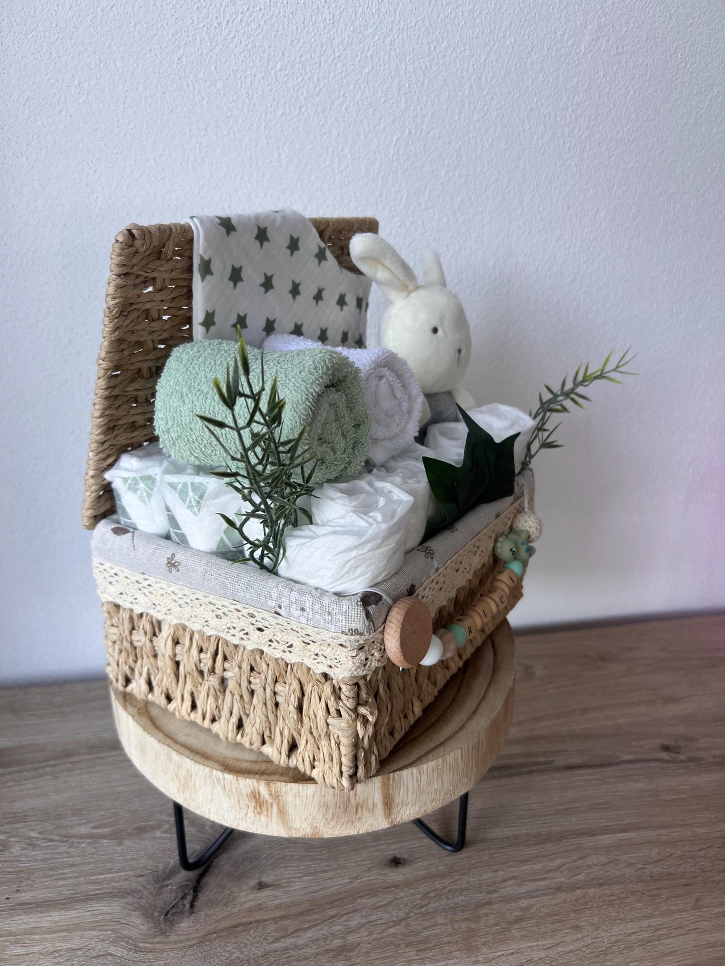 Windeltorte / Personalisiertes Geschenk zur Babyparty & Taufe, mit Schnullerkette, Musselinhalstuch und Rassel