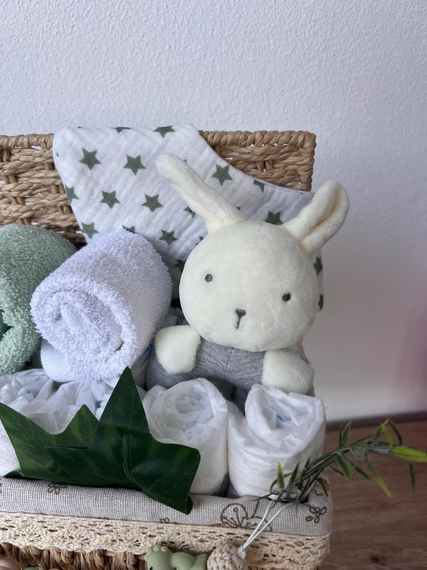 Windeltorte / Personalisiertes Geschenk zur Babyparty & Taufe, mit Schnullerkette, Musselinhalstuch und Rassel
