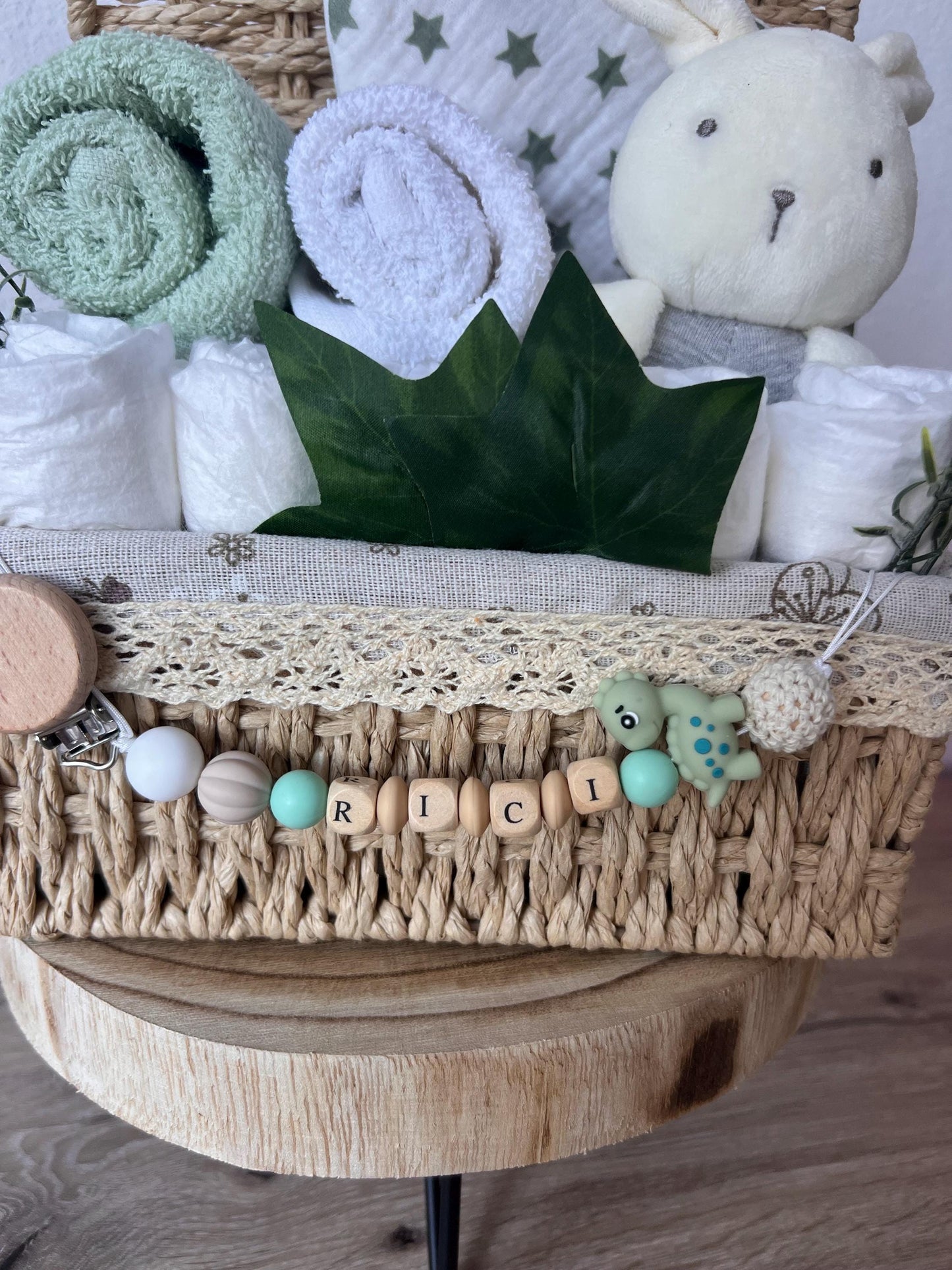Windeltorte / Personalisiertes Geschenk zur Babyparty & Taufe, mit Schnullerkette, Musselinhalstuch und Rassel