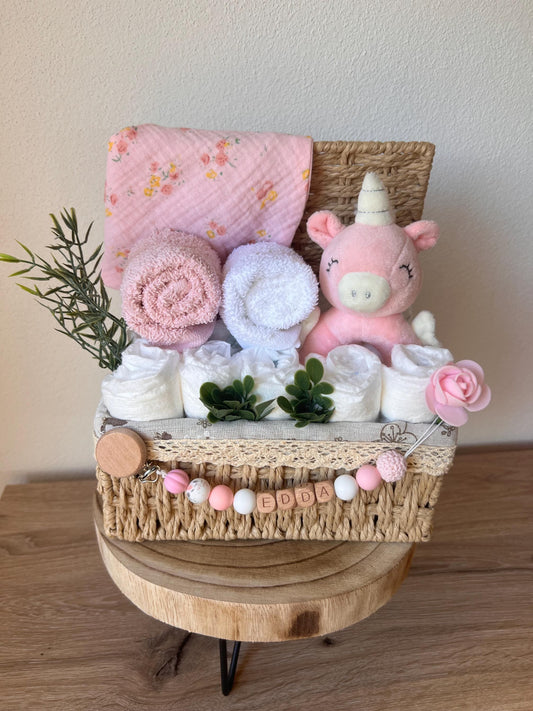 Windeltorte / Personalisiertes Geschenk zur Babyparty & Taufe, mit Schnullerkette, Musselinhalstuch und Rassel