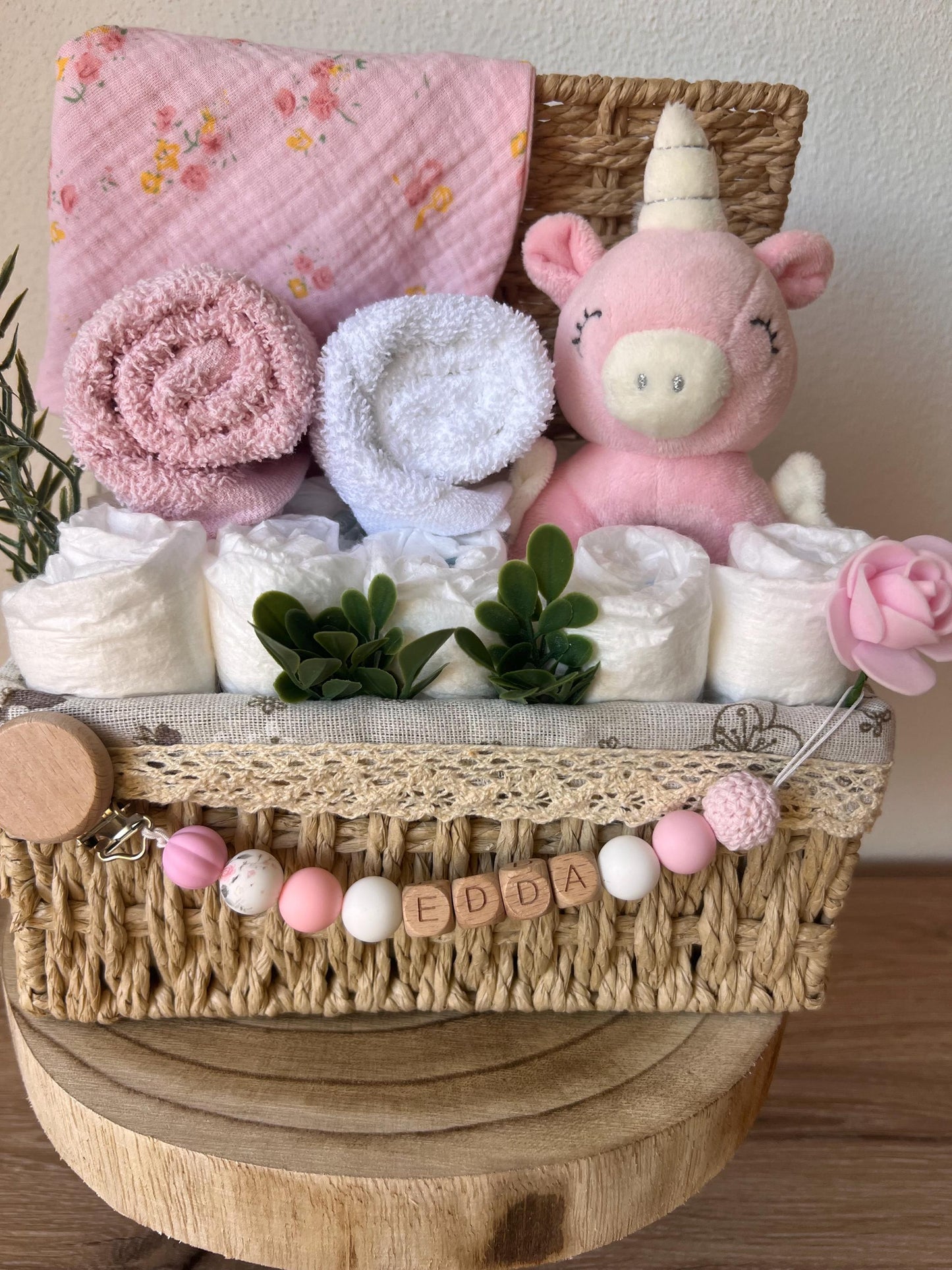 Windeltorte / Personalisiertes Geschenk zur Babyparty & Taufe, mit Schnullerkette, Musselinhalstuch und Rassel
