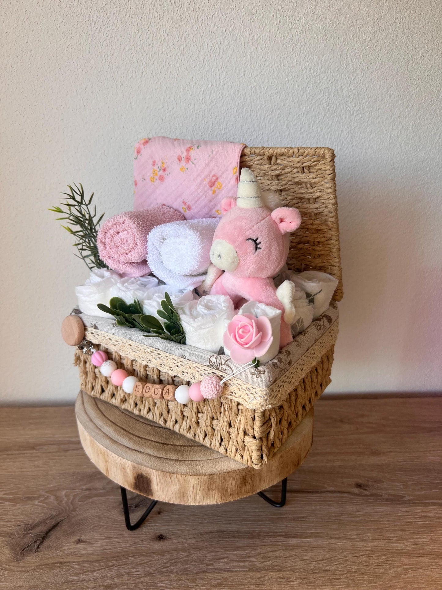 Windeltorte / Personalisiertes Geschenk zur Babyparty & Taufe, mit Schnullerkette, Musselinhalstuch und Rassel