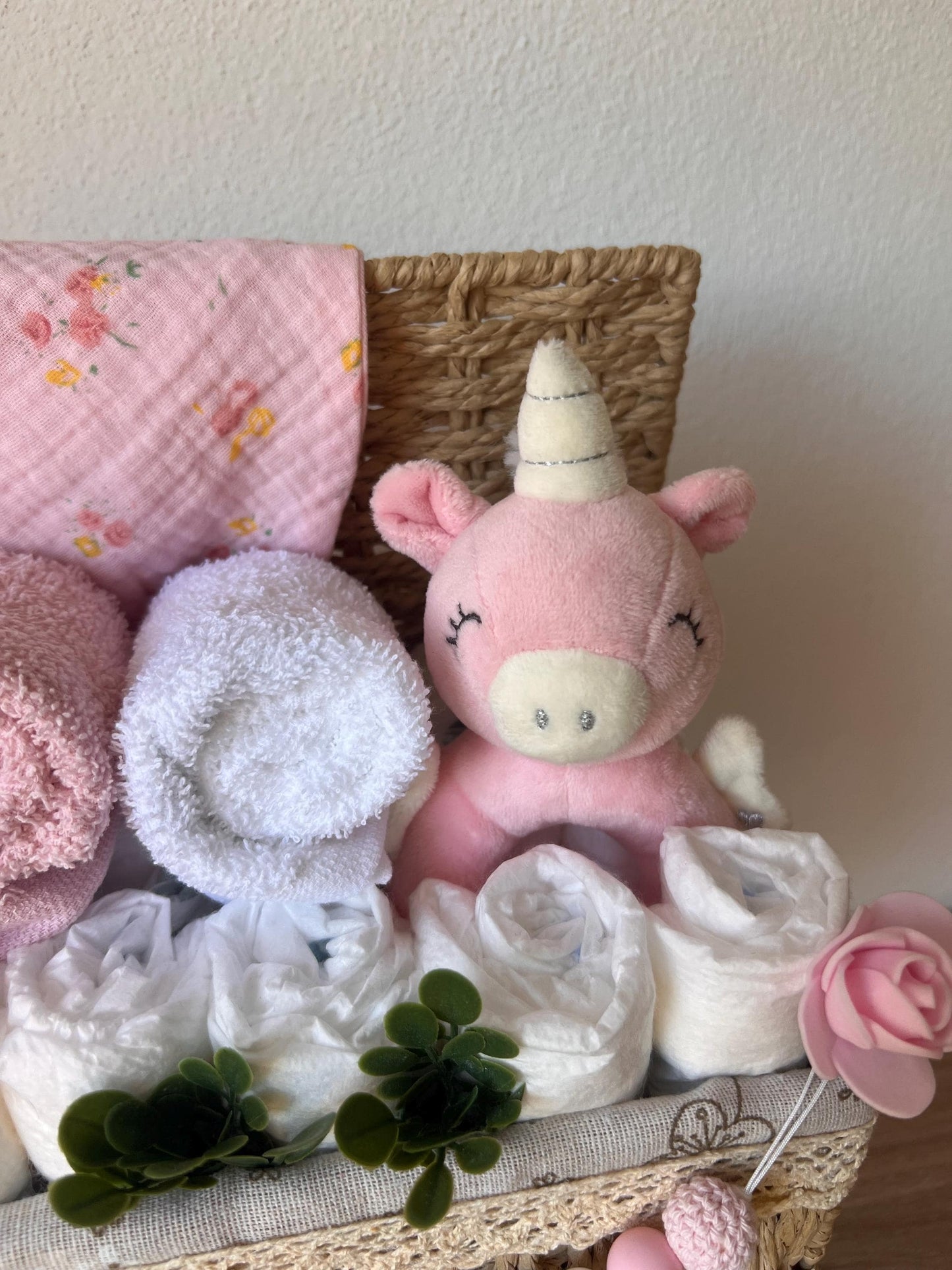 Windeltorte / Personalisiertes Geschenk zur Babyparty & Taufe, mit Schnullerkette, Musselinhalstuch und Rassel