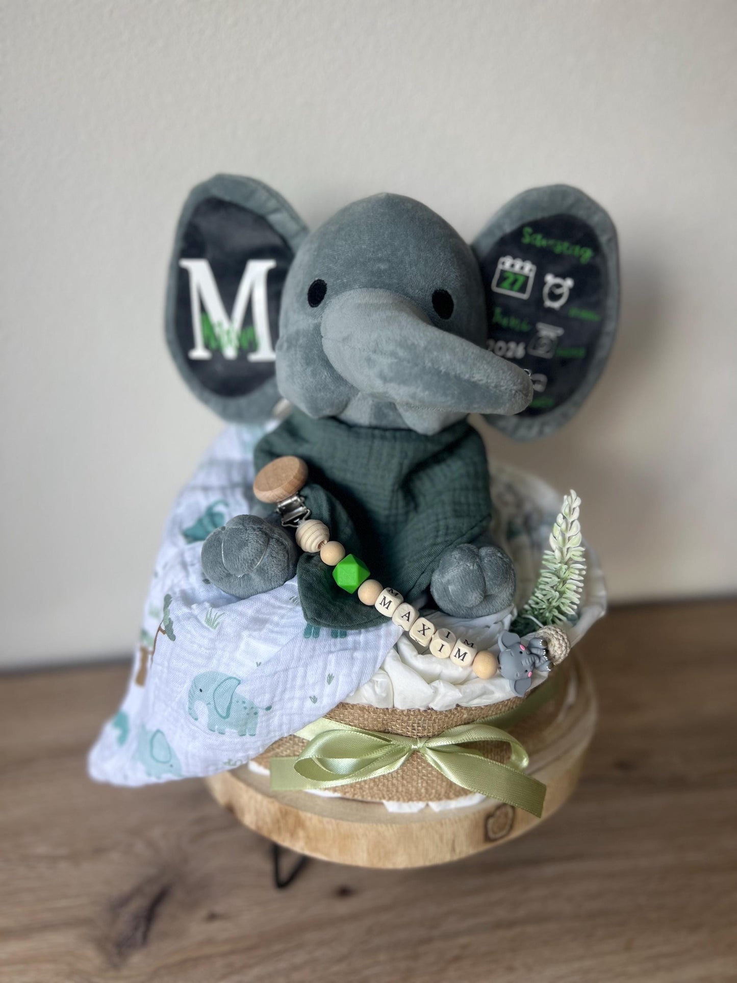 Windeltorte, personalisiert mit Namen  Babygeschenk Geburt & Taufe- Elefant mit Geburtsdsten,Schnullerkette und gestrickte Babysocken