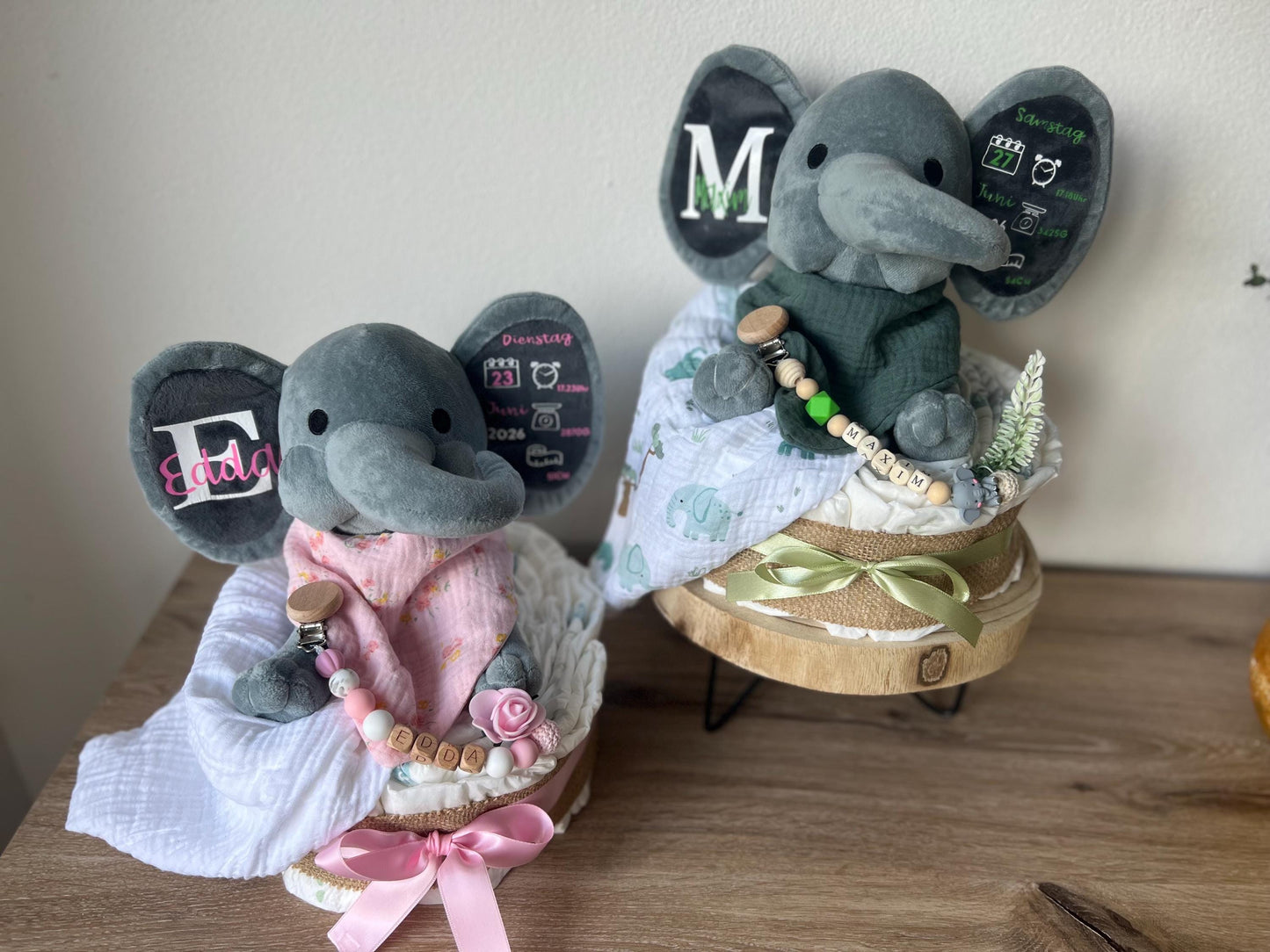 Windeltorte, personalisiert mit Namen  Babygeschenk Geburt & Taufe- Elefant mit Geburtsdsten,Schnullerkette und gestrickte Babysocken