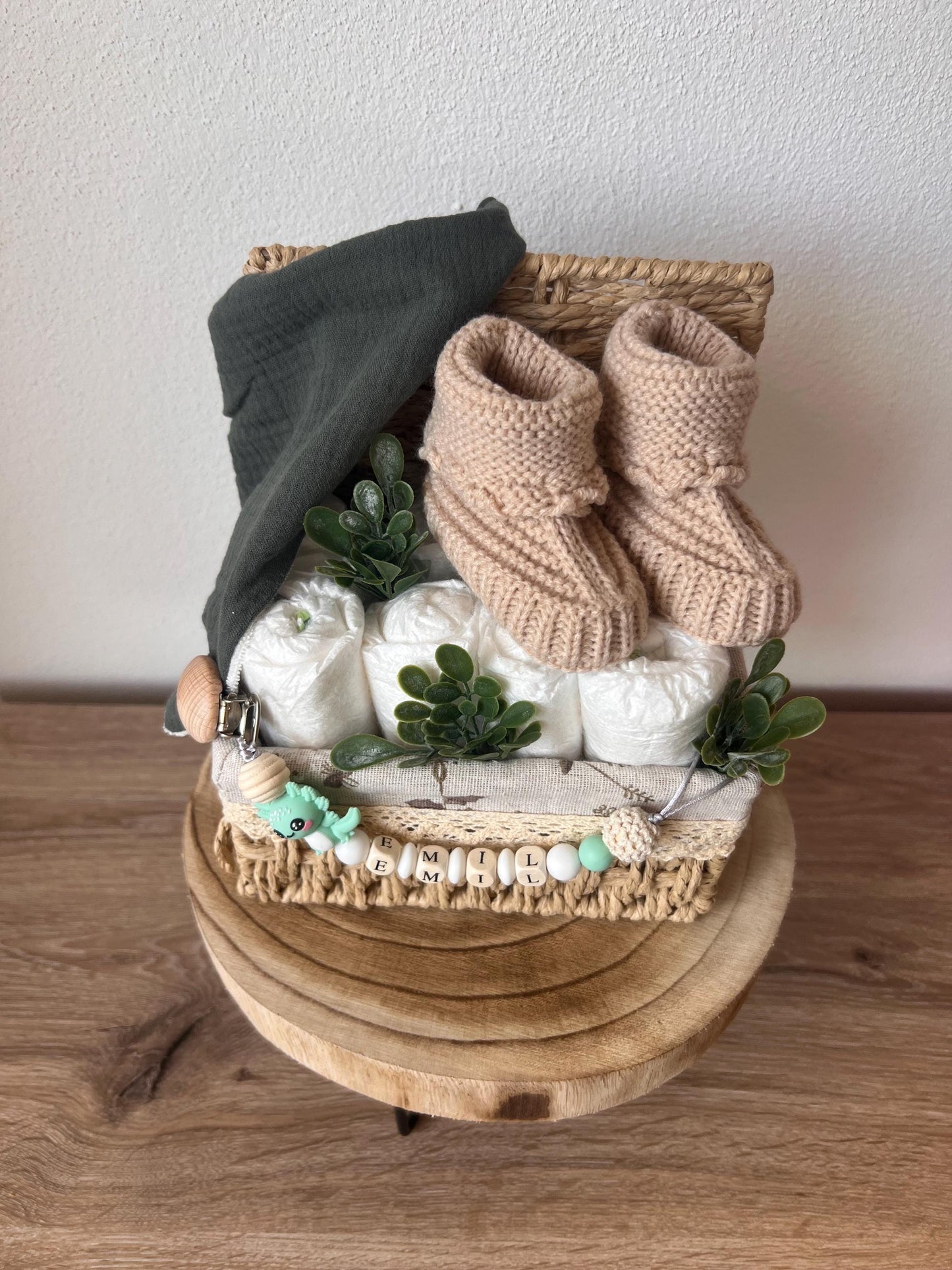 Windeltorte / Personalisiertes Geschenk zur Babyparty & Taufe, mit Schnullerkette, Musselinhalstuch und Stricksocken