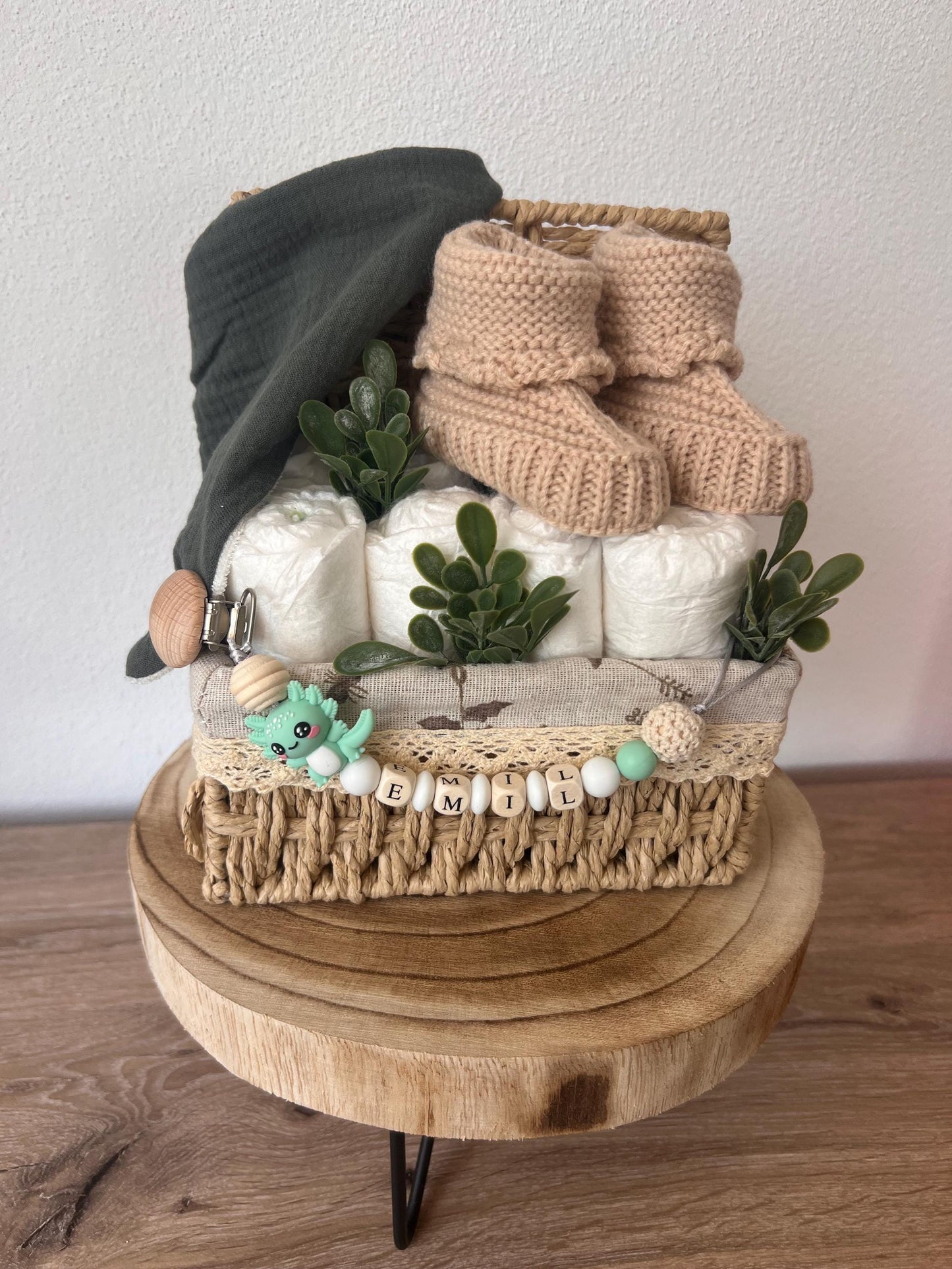 Windeltorte / Personalisiertes Geschenk zur Babyparty & Taufe, mit Schnullerkette, Musselinhalstuch und Stricksocken