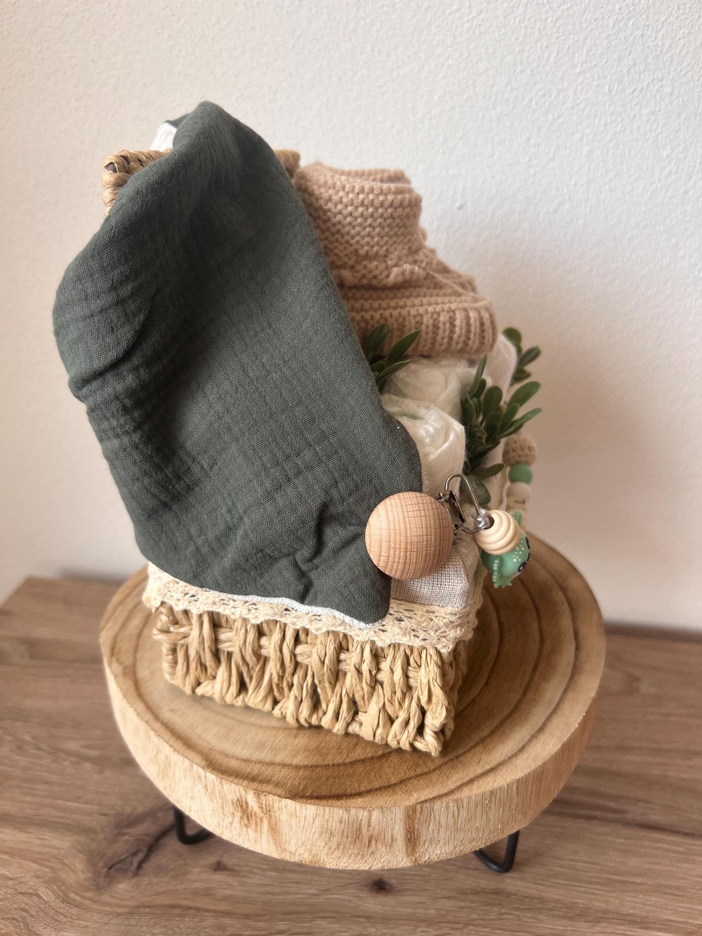 Windeltorte / Personalisiertes Geschenk zur Babyparty & Taufe, mit Schnullerkette, Musselinhalstuch und Stricksocken
