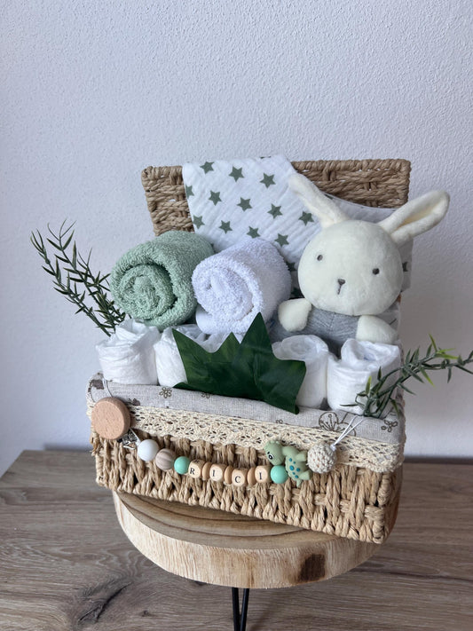 Windeltorte / Personalisiertes Geschenk zur Babyparty & Taufe, mit Schnullerkette, Musselinhalstuch und Rassel