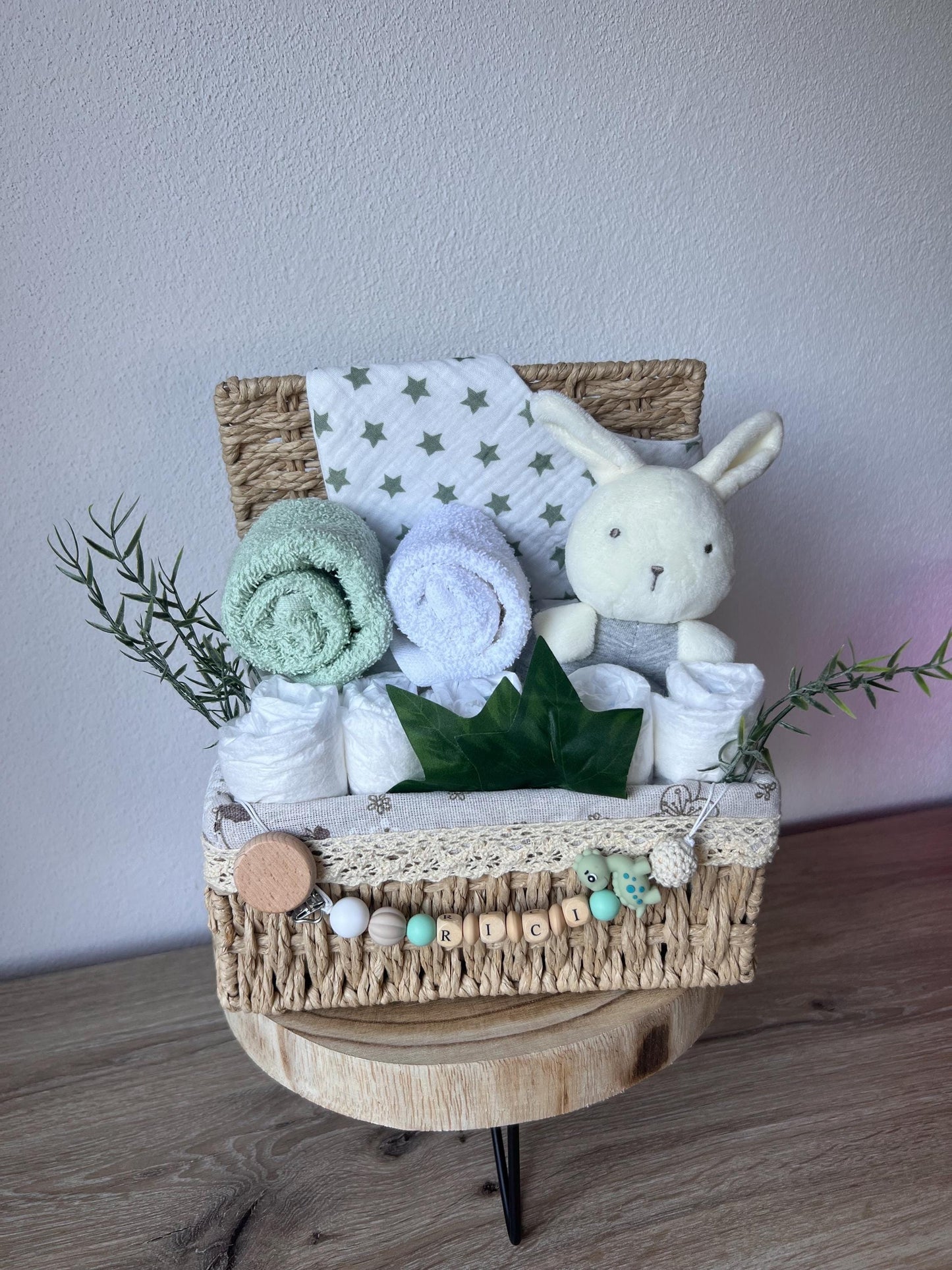 Windeltorte / Personalisiertes Geschenk zur Babyparty & Taufe, mit Schnullerkette, Musselinhalstuch und Rassel