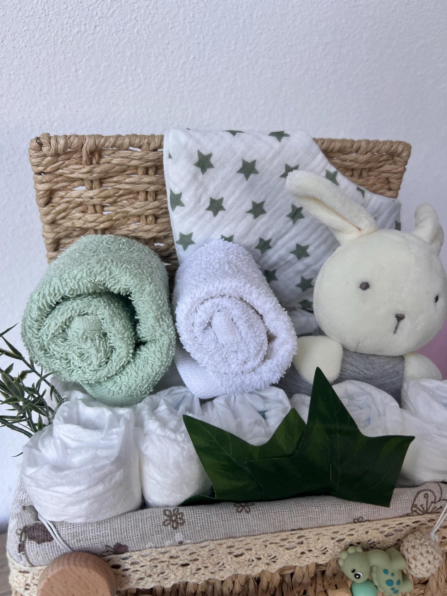 Windeltorte / Personalisiertes Geschenk zur Babyparty & Taufe, mit Schnullerkette, Musselinhalstuch und Rassel