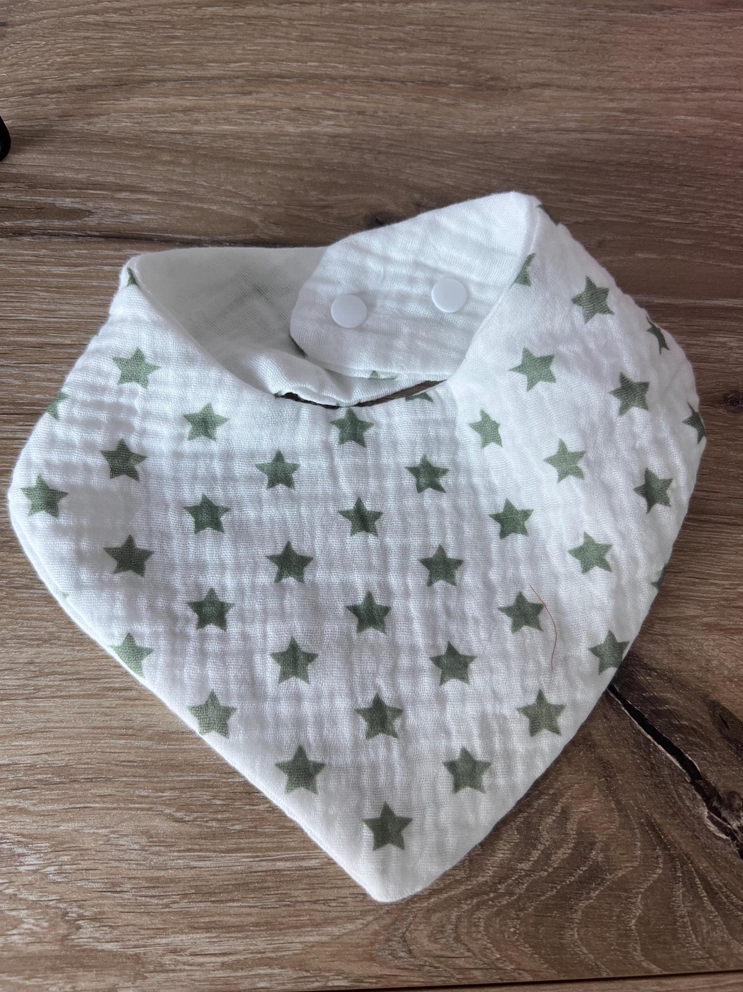 Windeltorte / Personalisiertes Geschenk zur Babyparty & Taufe, mit Schnullerkette, Musselinhalstuch und Rassel