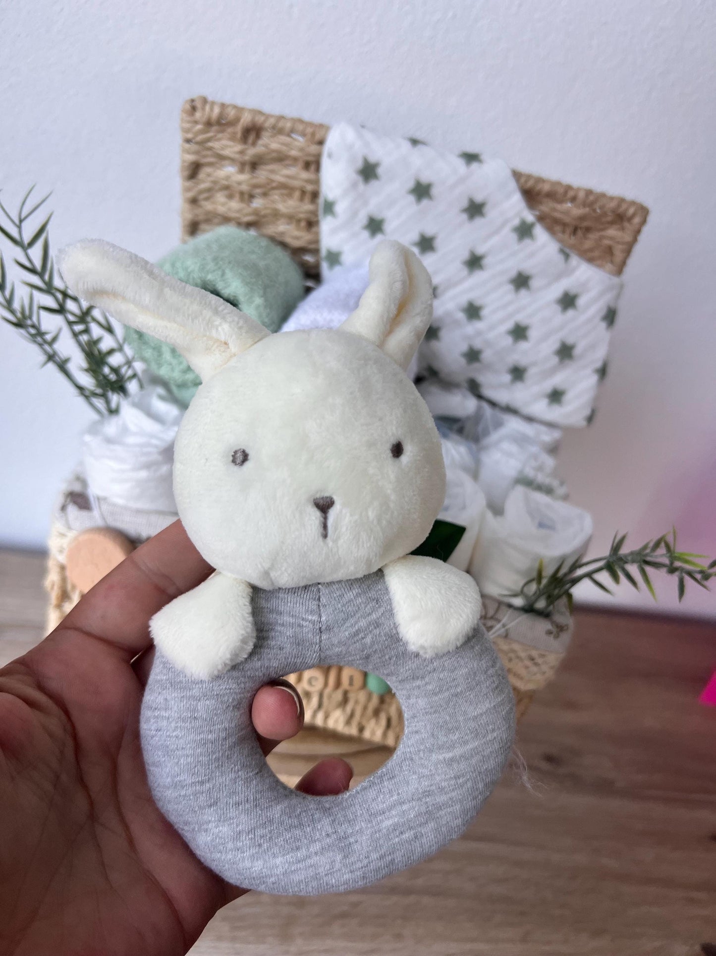 Windeltorte / Personalisiertes Geschenk zur Babyparty & Taufe, mit Schnullerkette, Musselinhalstuch und Rassel