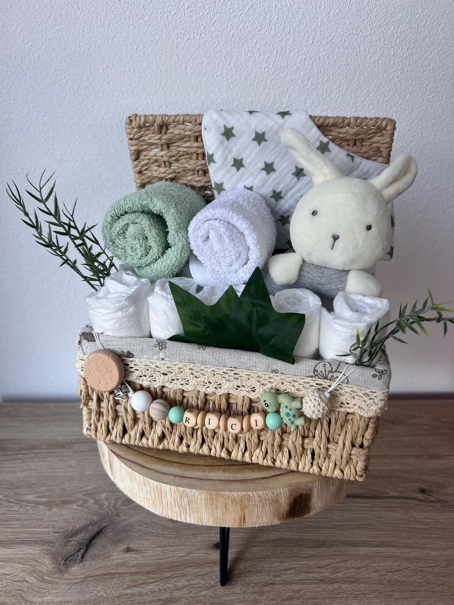 Windeltorte / Personalisiertes Geschenk zur Babyparty & Taufe, mit Schnullerkette, Musselinhalstuch und Rassel