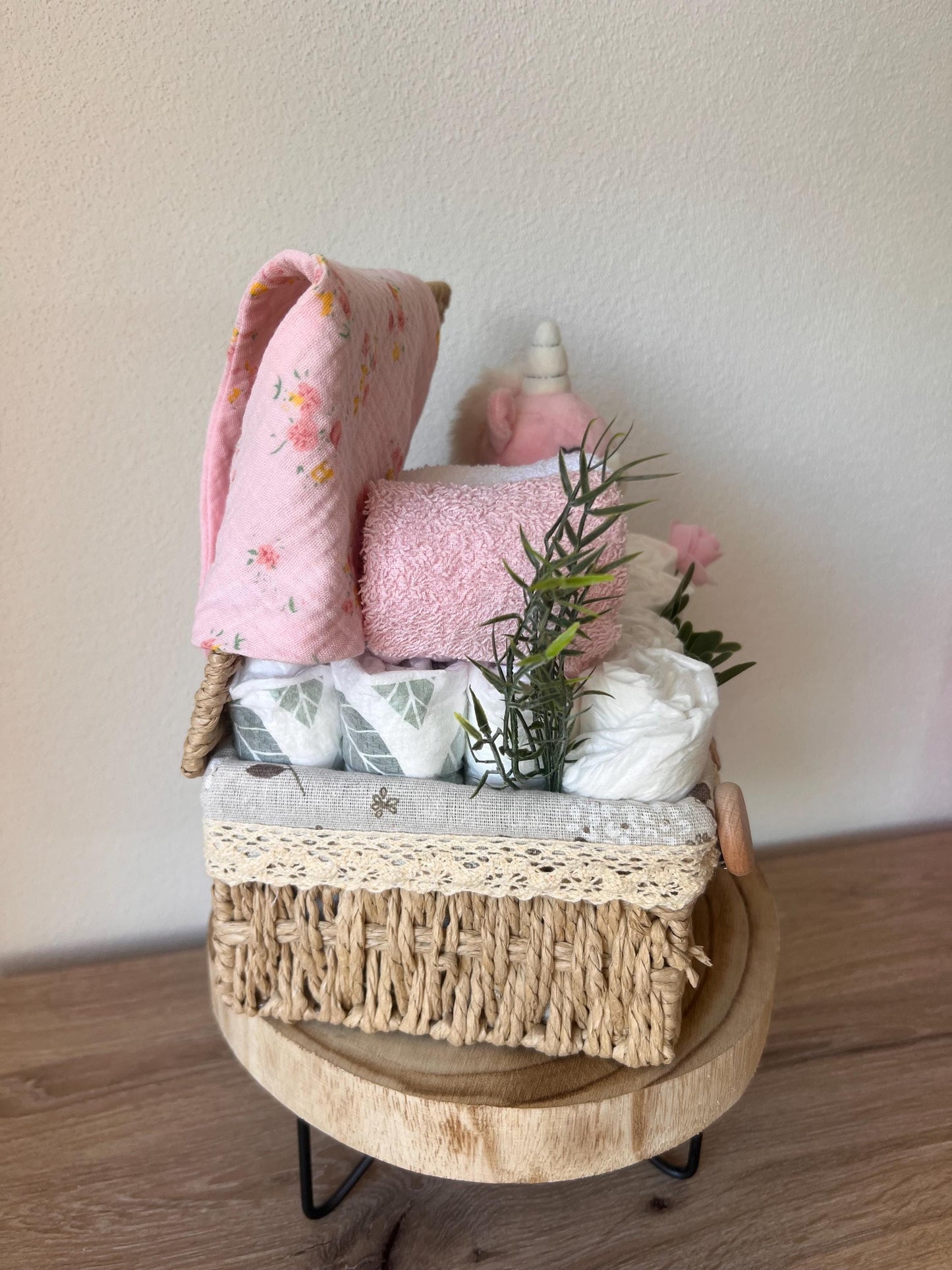 Windeltorte / Personalisiertes Geschenk zur Babyparty & Taufe, mit Schnullerkette, Musselinhalstuch und Rassel