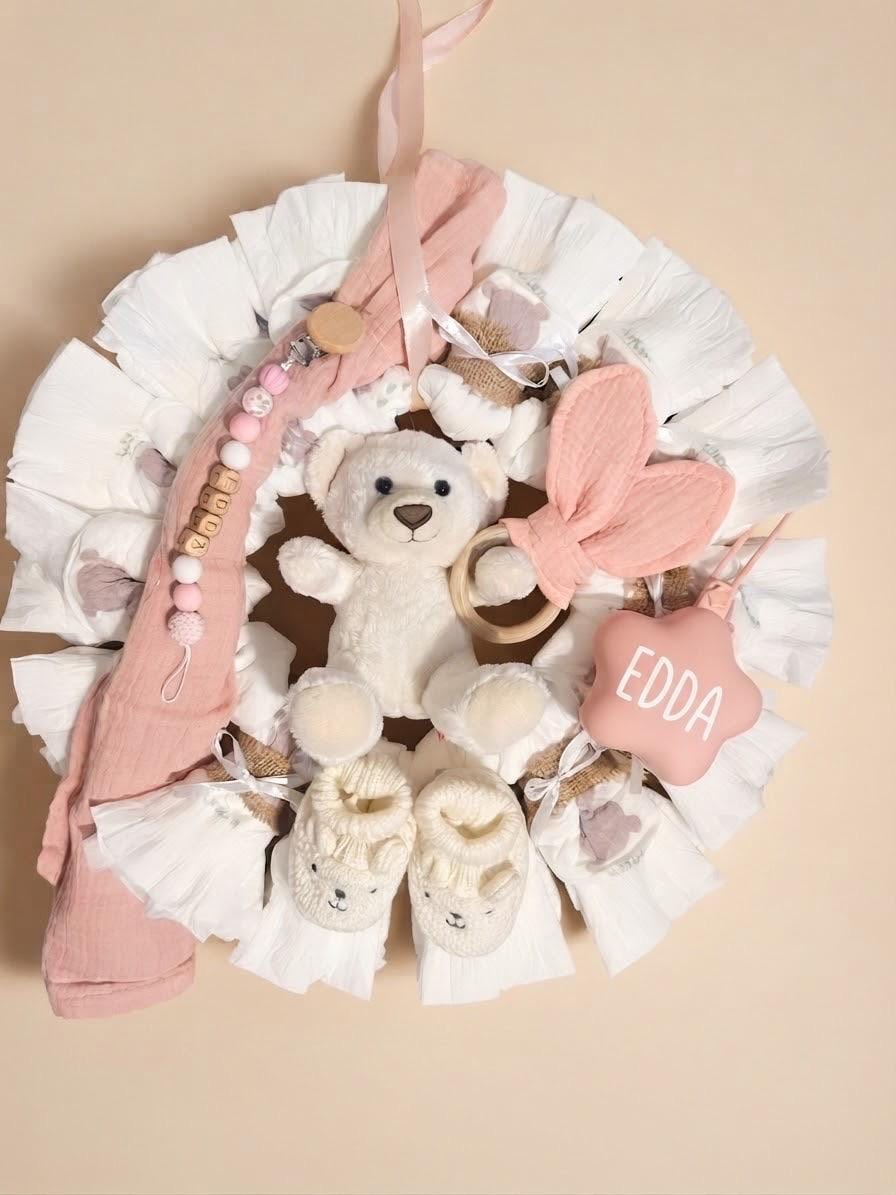 Windeltorte rosa, Windelkranz mit Teddy, Spucktuch, Schnullerbox, Schnullerkette und Schühchen, Geschenk zur Geburt