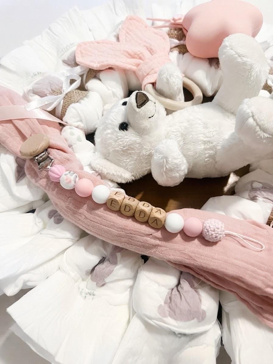 Windeltorte rosa, Windelkranz mit Teddy, Spucktuch, Schnullerbox, Schnullerkette und Schühchen, Geschenk zur Geburt