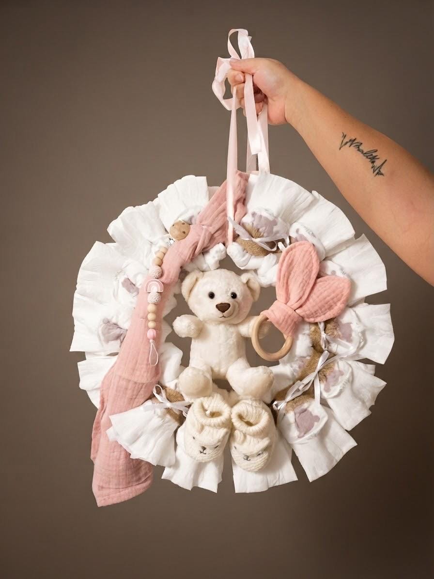 Windeltorte rosa, Windelkranz mit Teddy, Spucktuch, Schnullerbox, Schnullerkette und Schühchen, Geschenk zur Geburt