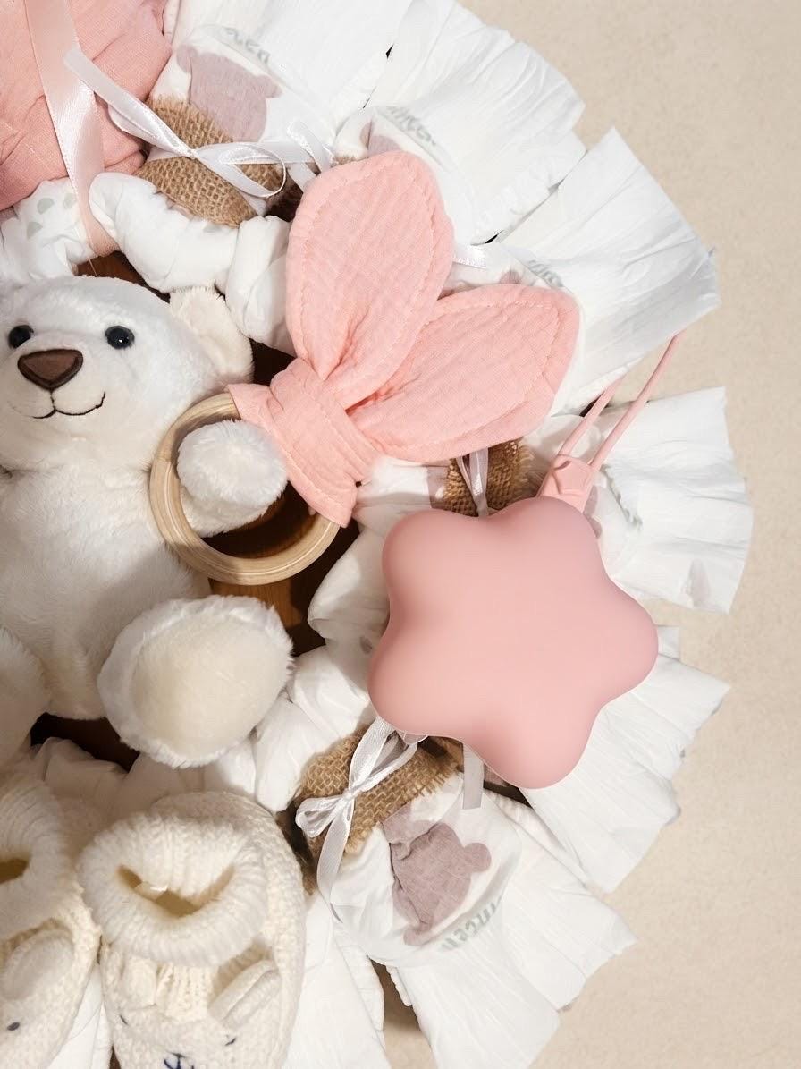 Windeltorte rosa, Windelkranz mit Teddy, Spucktuch, Schnullerbox, Schnullerkette und Schühchen, Geschenk zur Geburt